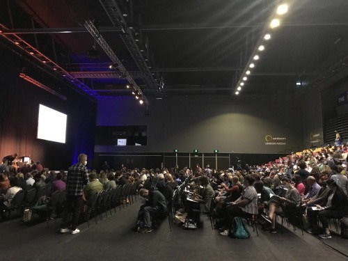 Photo d'une salle de conférence.